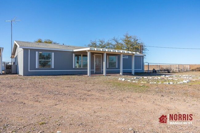 Building Photo - HORSE Property!! You Have Found a Gem