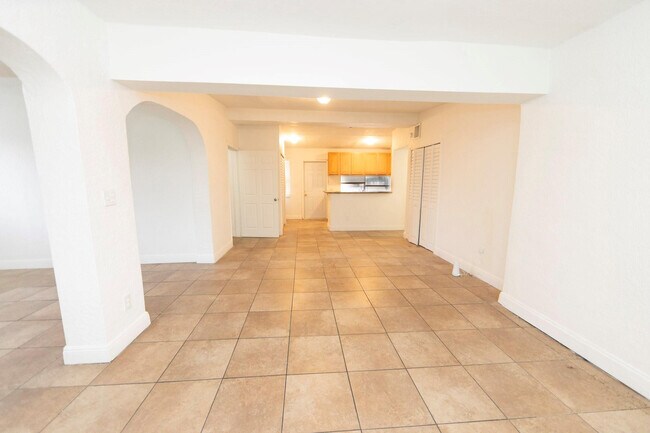 Building Photo - 205 NW 33rd Ave