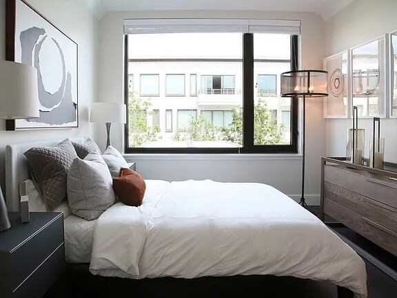 Building Photo - Experience Luxury Living in the Heart of H...