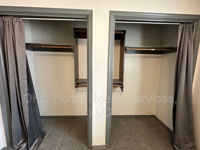 Building Photo - 1706 Surrey Pl