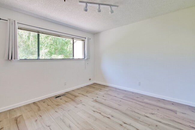 Building Photo - Beautifully Remodeled 3BR 2.5BA Townhouse in Great Community in Mountain View