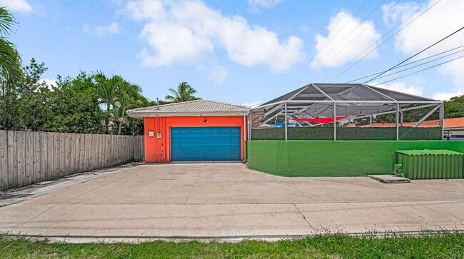 Building Photo - 532 N Palmway