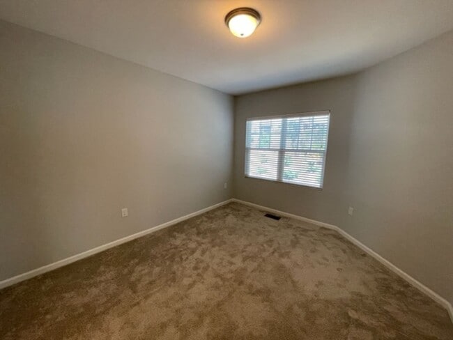 Building Photo - MOVE IN READY! Amazing end-unit townhome
