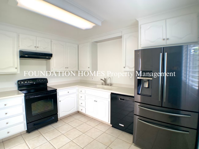 Building Photo - Sun Drenched Waterfront Shelter Bay Penthouse- Pool- Tennis - FOUNDATION