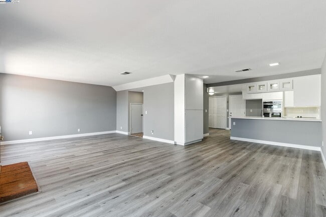 Building Photo - 81 Mountain Valley St