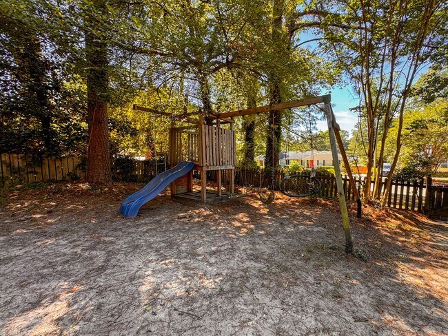 Building Photo - Beautiful Tri Level Home in Vanstory Hills