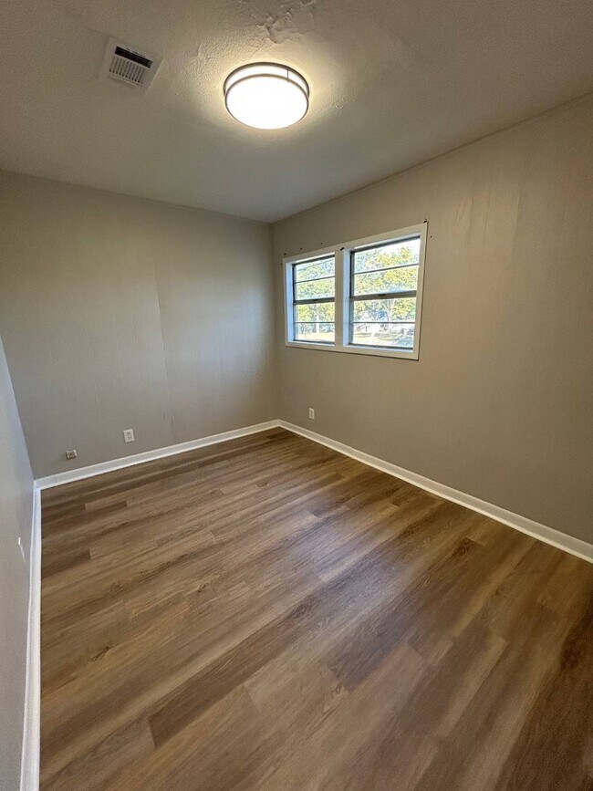 Building Photo - 815 W Main St