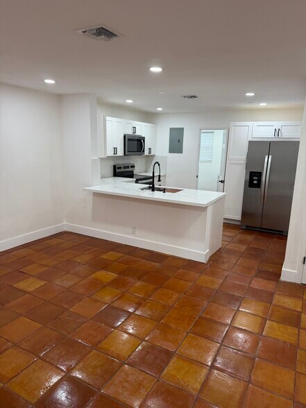 Building Photo - 850 SW 12th Ct