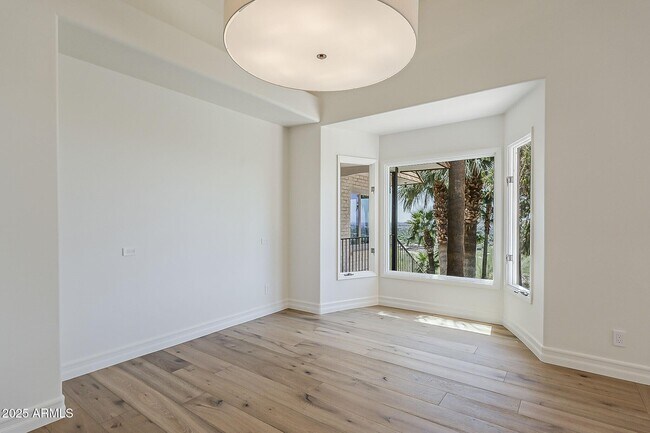 Building Photo - 5654 E Mesquite Ln