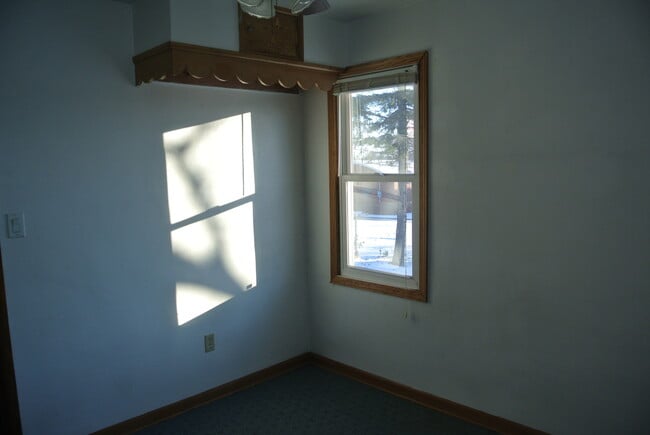 Building Photo - 4 Bedroom House!
