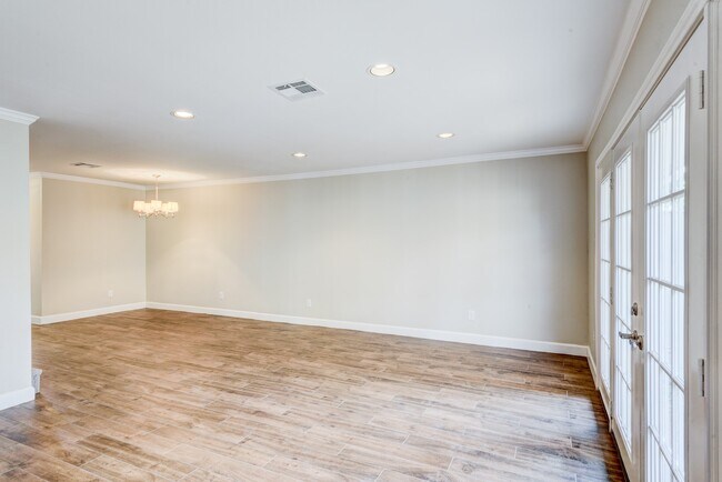 Building Photo - 5869 Valley Forge Dr