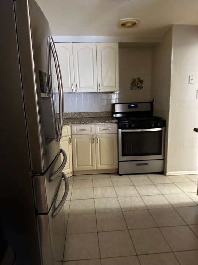 Building Photo - 18637 140th Ave