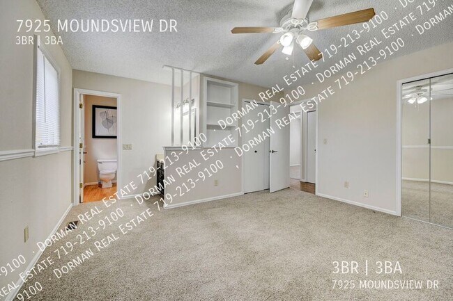 Building Photo - Huge Sunroom with Tons of Natural Light!