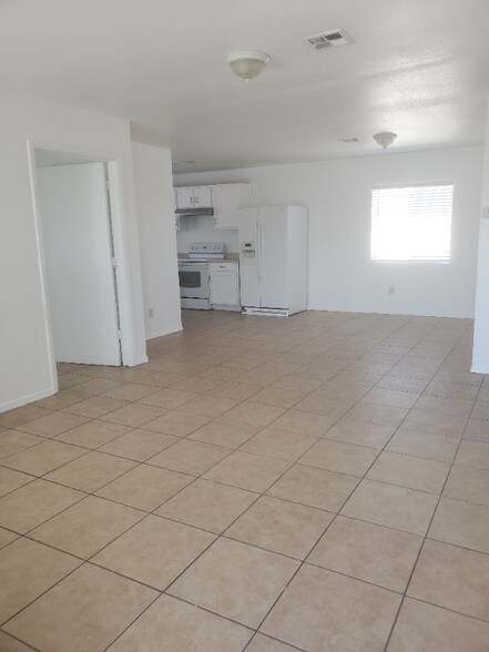 Building Photo - 2504 E Mobile Ln