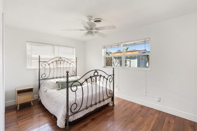 Building Photo - 1001 SE 5th Ave