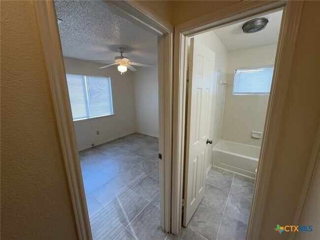 Building Photo - 3202 Honeysuckle Dr