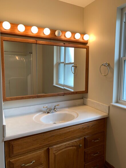Second floor bath - 2922 Merrill Ave