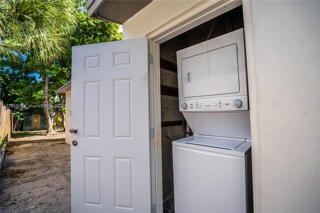 Building Photo - 1110 NW 6th Ave