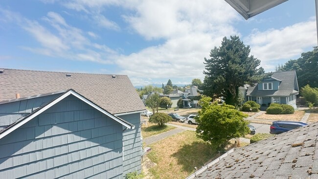 Building Photo - Classic 5bdrm/1.5 bath High St house with ...