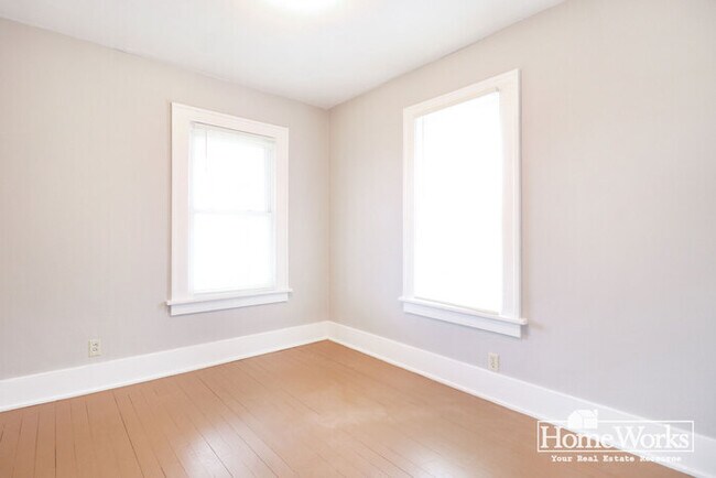 Building Photo - 1122 W 7th St