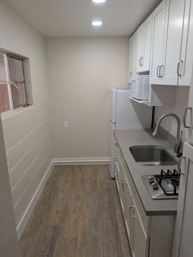 Building Photo - Studio in Central Davis