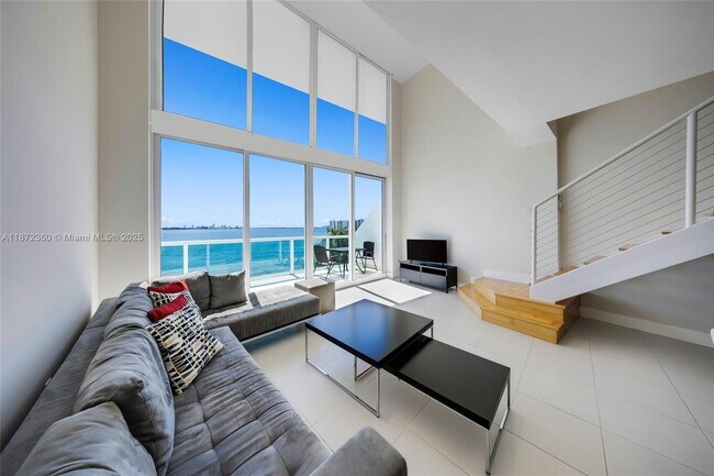 Building Photo - 2000 Bay Dr