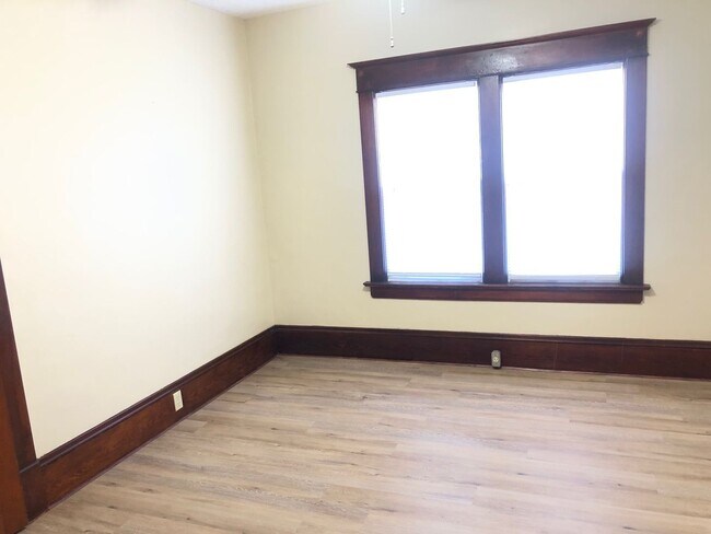 Building Photo - Attractive, recently remodeled, 2BR home in Bloomington. Central air and dog friendly
