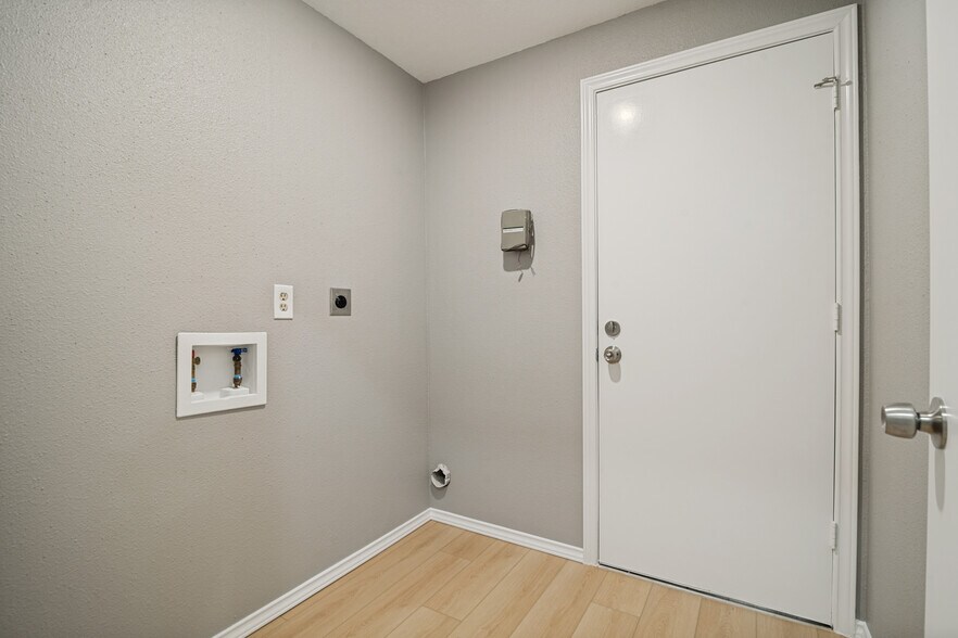 Laundry Room & Hookups - 2700 Cornell Dr