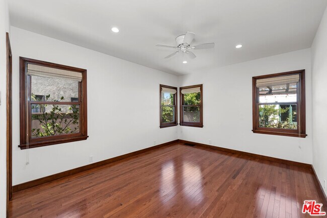 Building Photo - 1039 Hi Point St