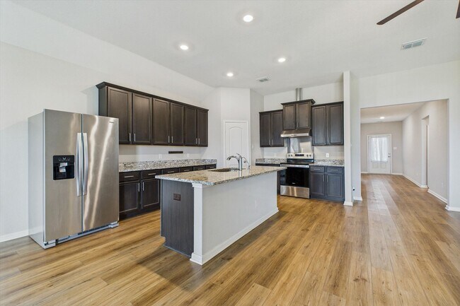 Building Photo - Stunning 4 bedrooms 2 baths single-story h...