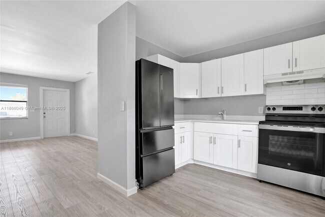 Building Photo - 1200 W 31st St