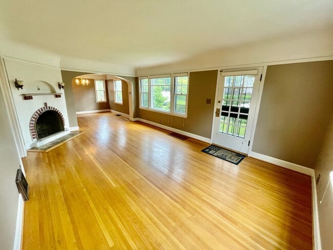 Building Photo - Well Maintained- 3 bed 2 bath Home - Piedm...