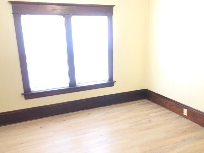 Building Photo - Attractive, recently remodeled, 2BR home in Bloomington. Central air and dog friendly