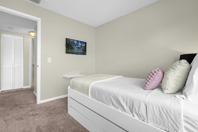Building Photo - 3905 Atrium Dr