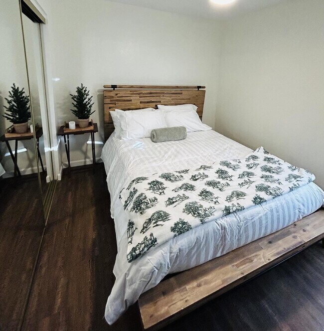 Building Photo - 2 bedroom downtown condo next to the Hospi...