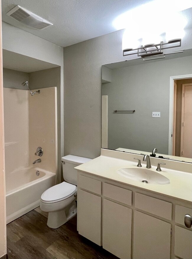 Building Photo - 2203 Canterbury Ct