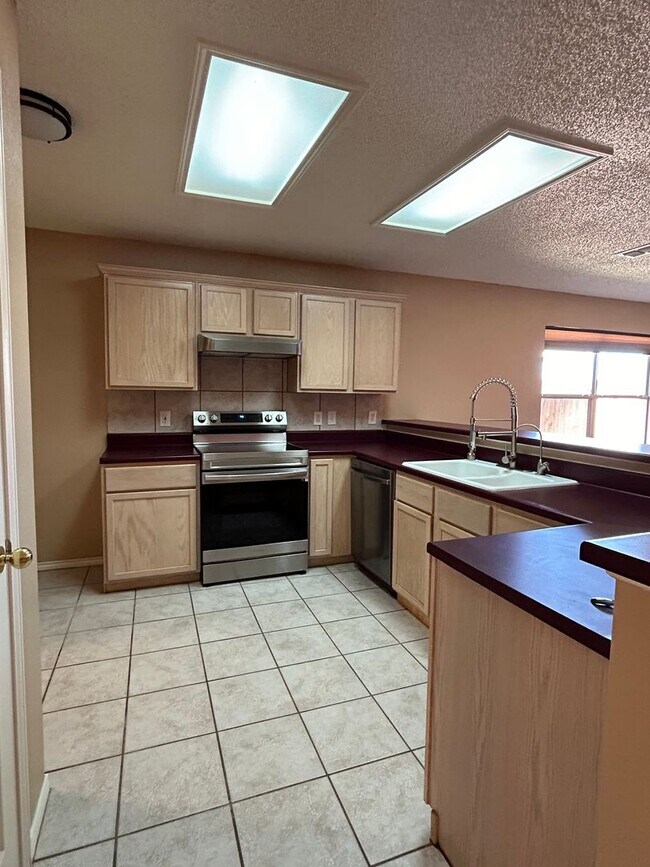 Building Photo - Beautiful Home in Plantation Oaks