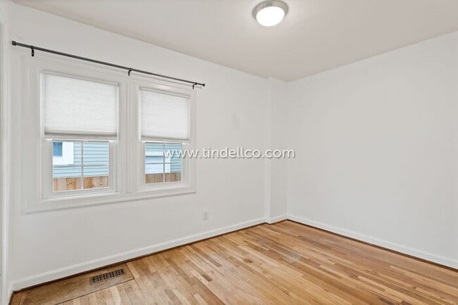 Building Photo - Updated 3 bedroom, 3 Level Home near New S...