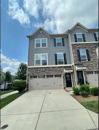 Building Photo - Three story town home with 2 car garage