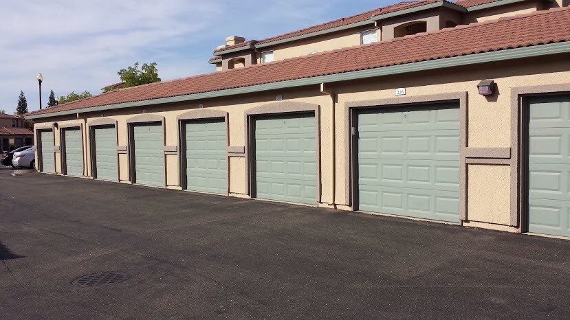 Building Photo - 5201 Laguna Oaks Dr