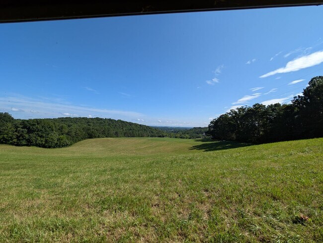 Building Photo - Country Living!!!   Farm Life!!