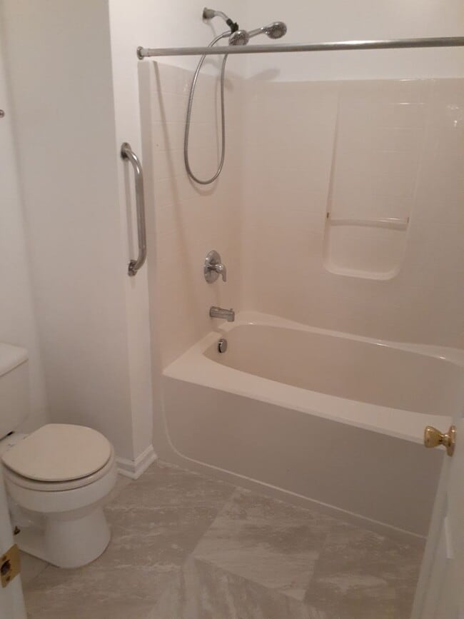 Building Photo - Spacious 3 bedroom 2 bath townhouse