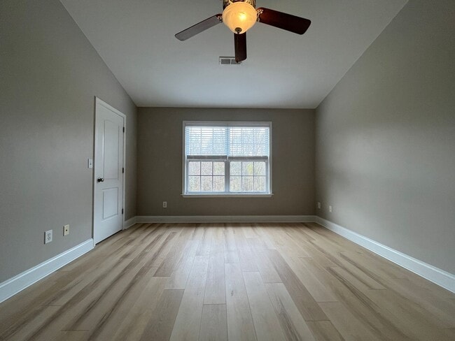 Building Photo - Expansive 3/3 Available Now!