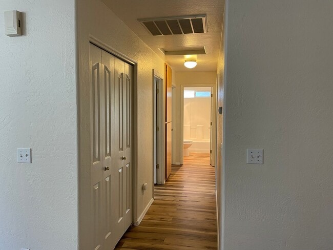 Building Photo - Very Nice 3 Bedroom 2 Bath Duplex-Located ...
