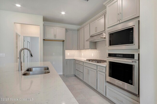 Building Photo - 10369 Pk Ests Ave