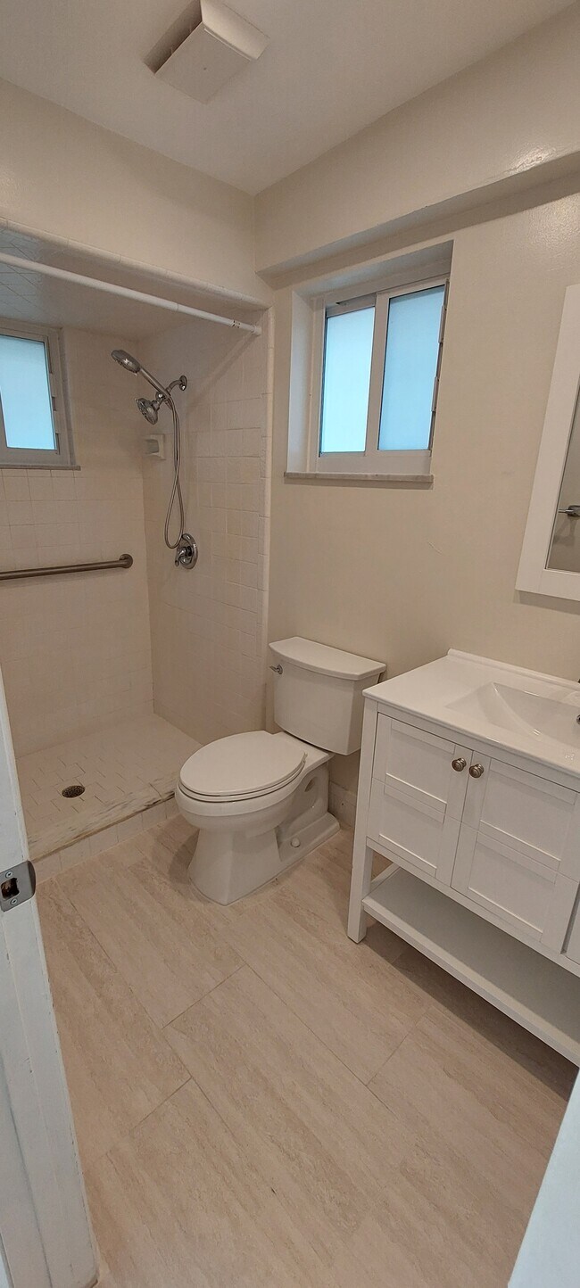 Master Bath - 1235 SW 13th Cir