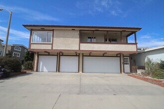 Building Photo - 3 Bedroom + 3 Bathroom Unit | Oxnard Shores | Unfurnished