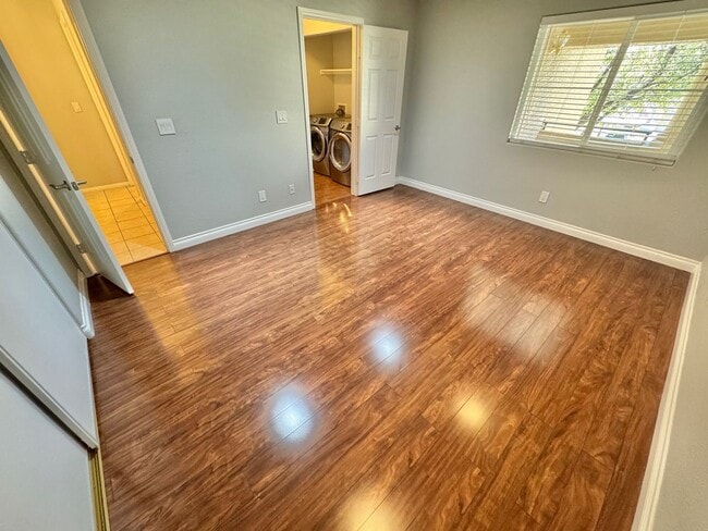 Building Photo - Spacious 2 bedroom condo with detached garage!!