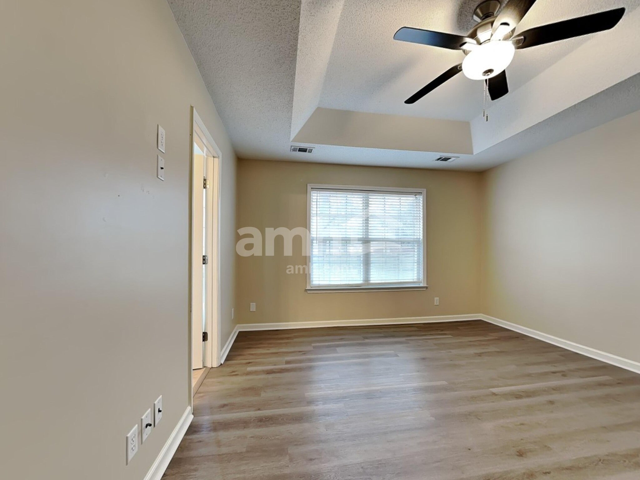 Building Photo - 409 Roberts Way