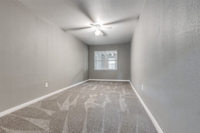 Building Photo - 200 Pine St